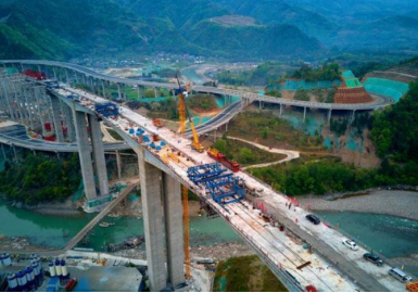 九绵高速平武涪江特大桥建设使用防坠器