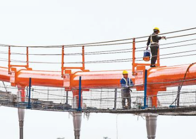 长江大桥防撞护栏安装工人佩戴防坠器