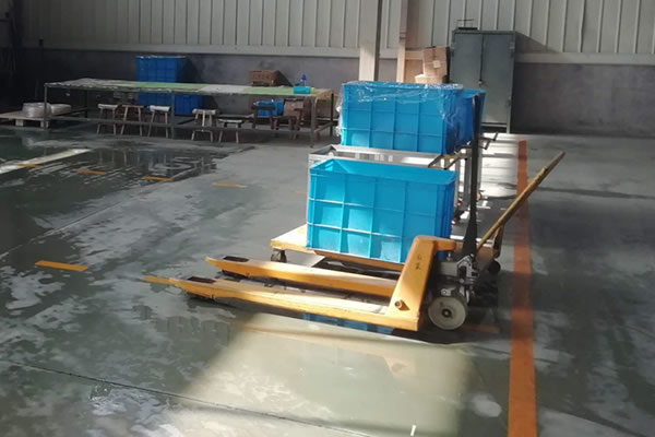 香蕉网在线观看手动搬运车是车间厂房常备搬运工具